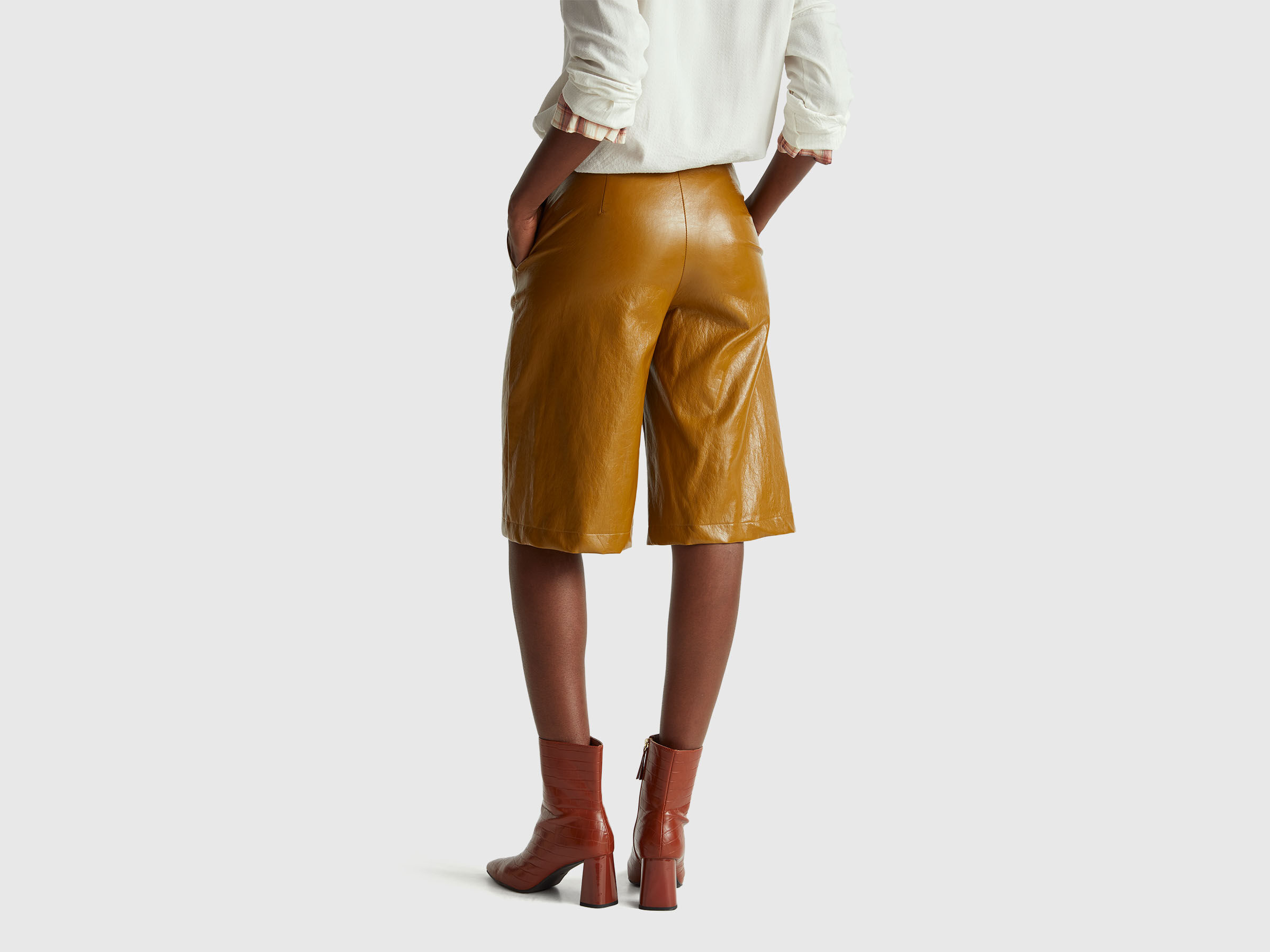 BERMUDA Women image number 2